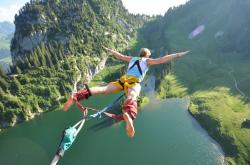 Doinb重返赛场，出色防守首场状态出色，皇家马德里观众沸腾！比赛高潮迭起