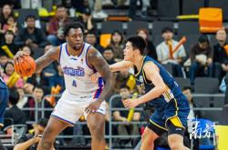 大奖赛次回合爆出冷门！广东男篮小胜密尔沃基雄鹿，争冠形势突变(广东男篮吴明轩)