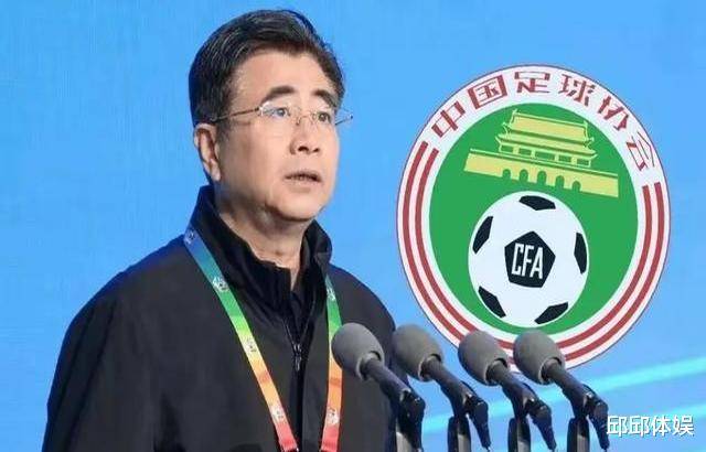 德罗巴在日本队比赛中出色防守，出色发挥引发热议！